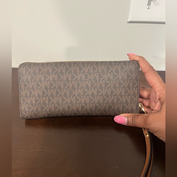 ⭐️ Authentic Michael Kors Large Logo Continental Wallet ⭐️ - Picture 6 of 6